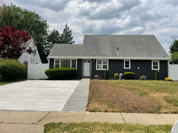 42 Tanager Lane, Levittown, NY 11756