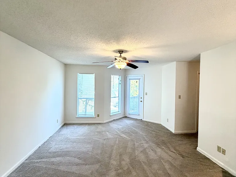 28 Hamiltons Harbor Dr #DR932 — Photo 4