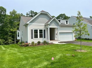 907 Tillinghast Dr #4, Oxford, CT 06478