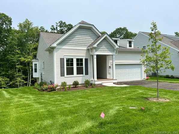 907 Tillinghast Drive #004, Oxford, CT 06478