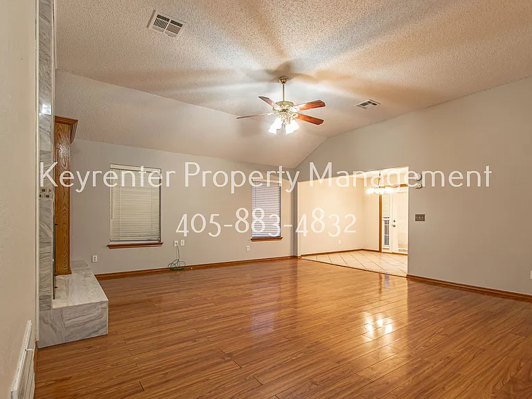 8308 NW 10th Ter — Photo 2