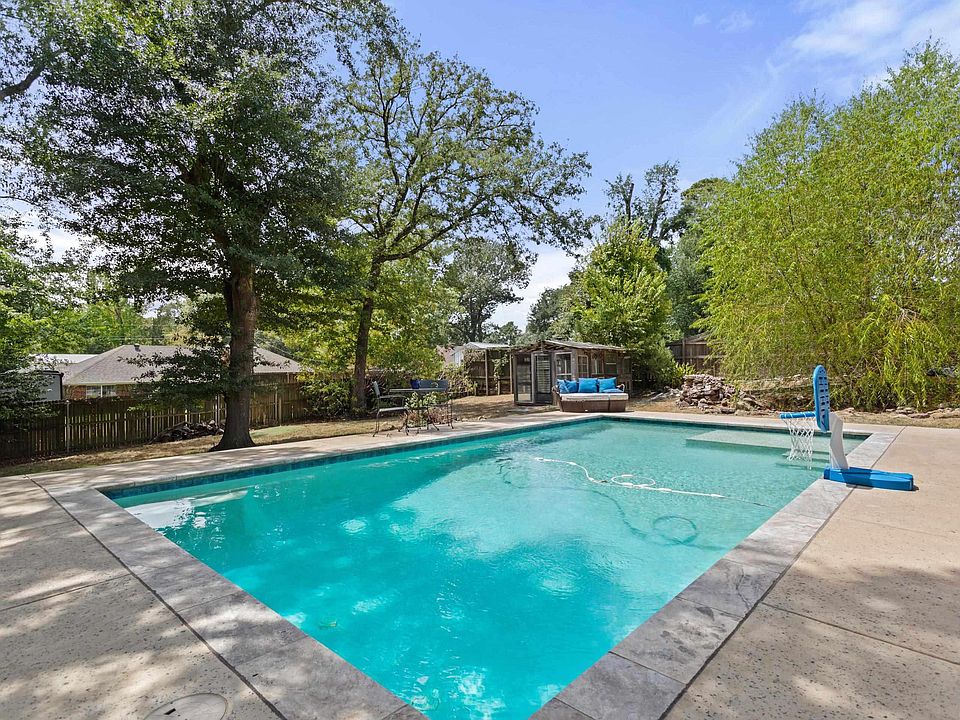 1st image of 10887 Knollwood Dr