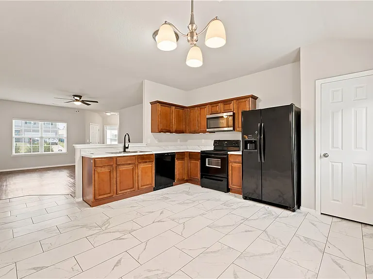 802 SW Green World St — Photo 7