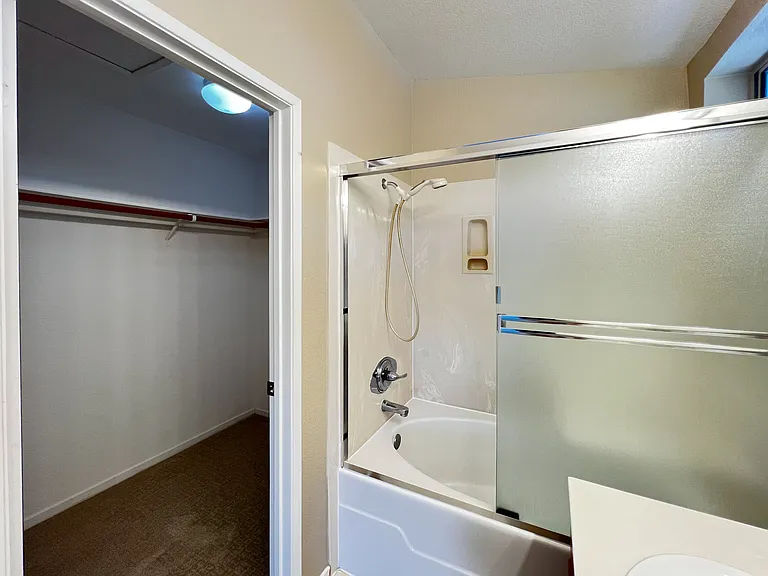 124 Northampton Ln — Photo 16