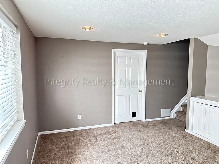 1041 Laurenwood Ln — Photo 43