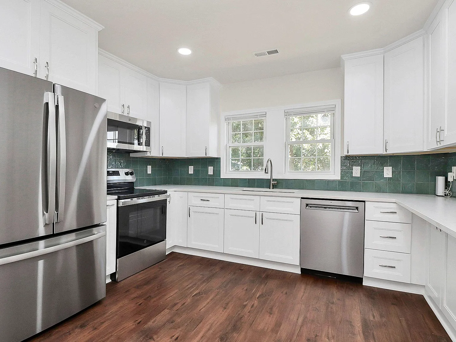 4 bed, 5.0 bath, 1900 sqft, $1,122 — Photo 4