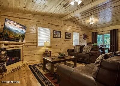 2nd image of 1140 Pinyon Cir