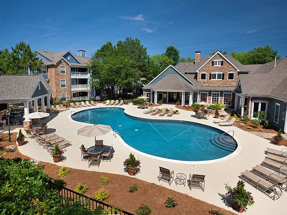 Resort-style Pool and Sundeck with Wi-Fi