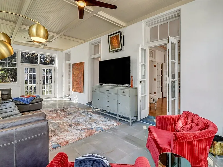 602 E Victory Dr — Photo 11