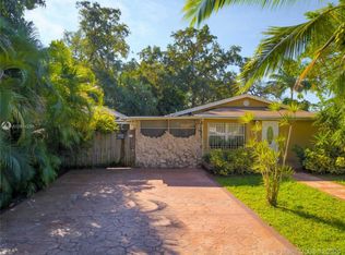 2640 NE 214th St, Miami, FL 33180