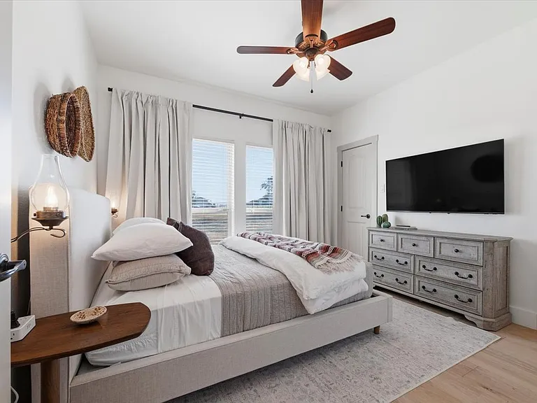 570 S Point Ct — Photo 15
