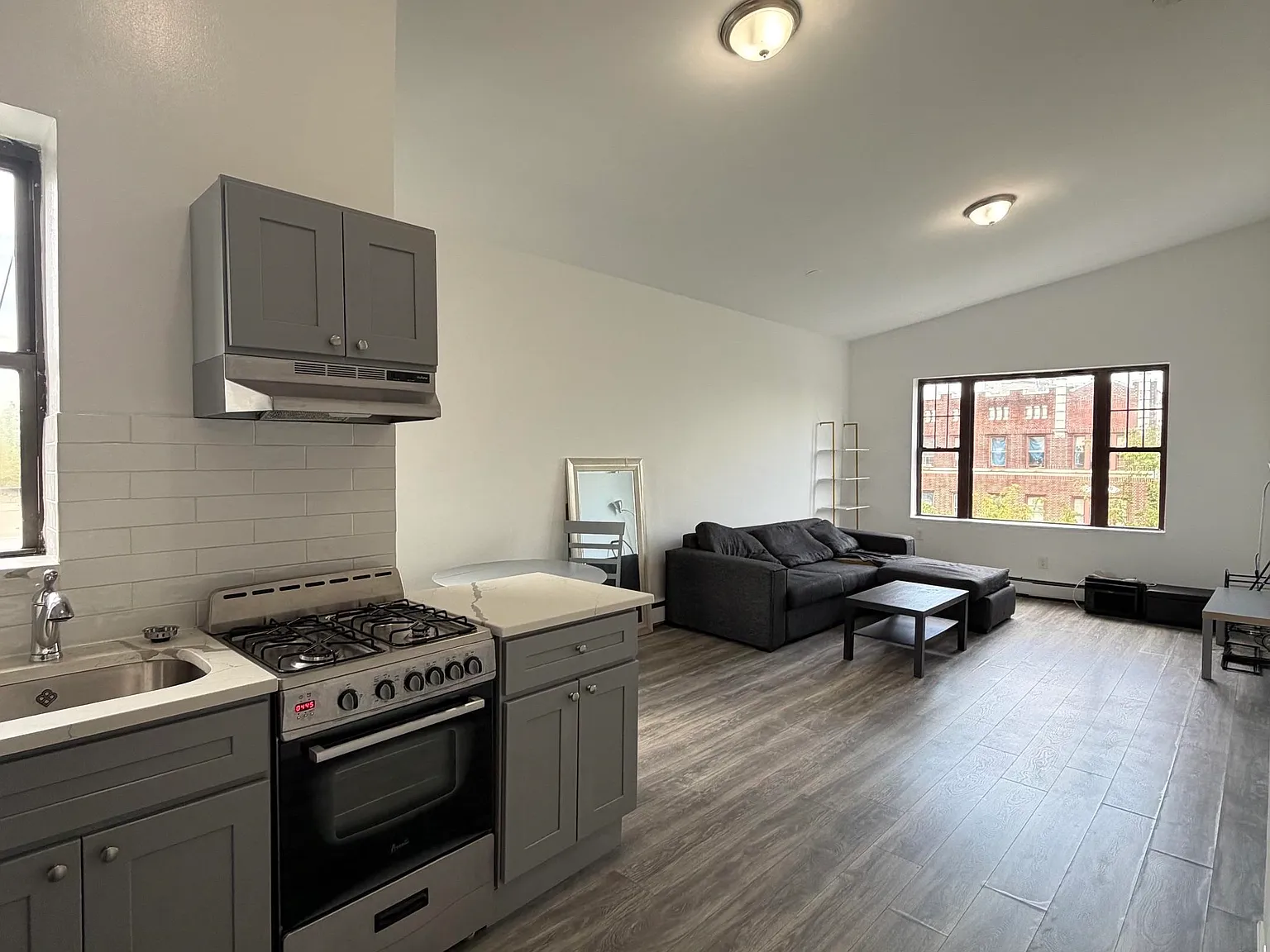1 bed, 1.0 bath, 563 sqft, $2,000 — Photo 2