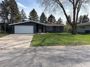 1319 Robinwood Ln, Faribault, MN 55021