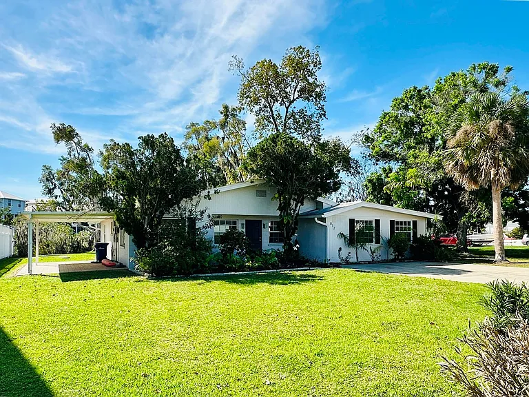 812 Bayview Dr — Photo 1