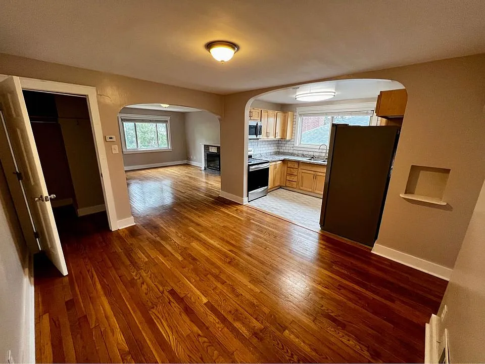 65 N Brinker Apt 2 - 2 — Photo 4