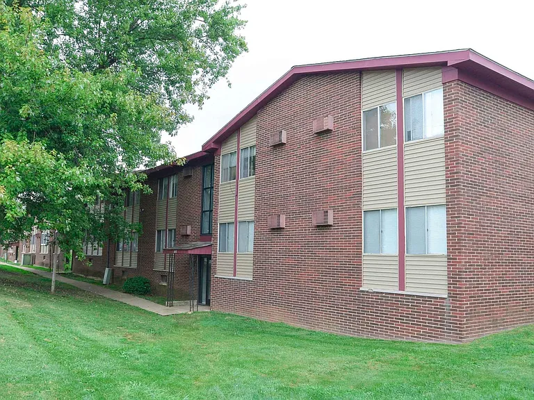 Kendall Manor Apartments — Photo 26