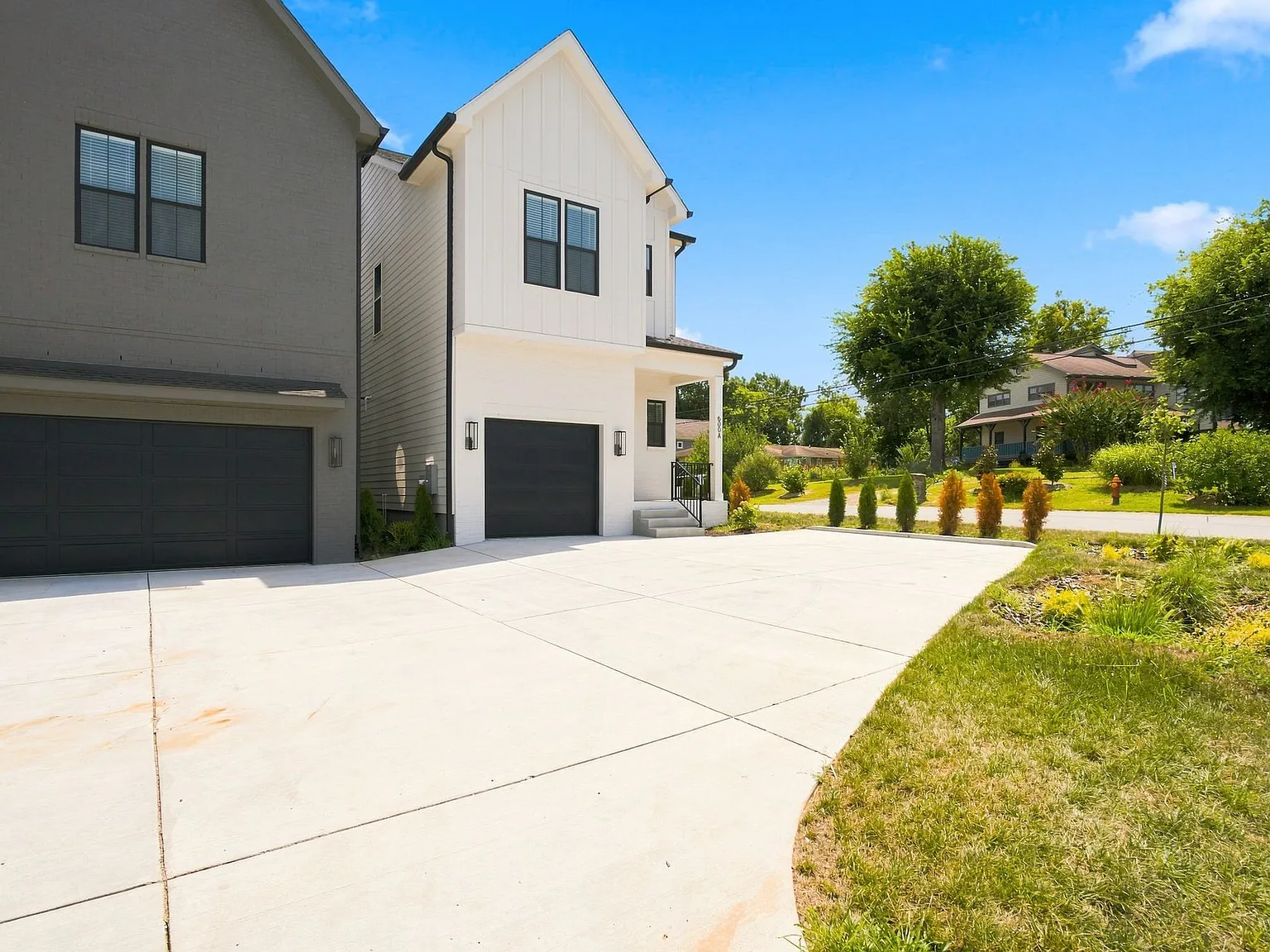 4 bed, 4.5 bath, 2335 sqft, $4,600 — Photo 2