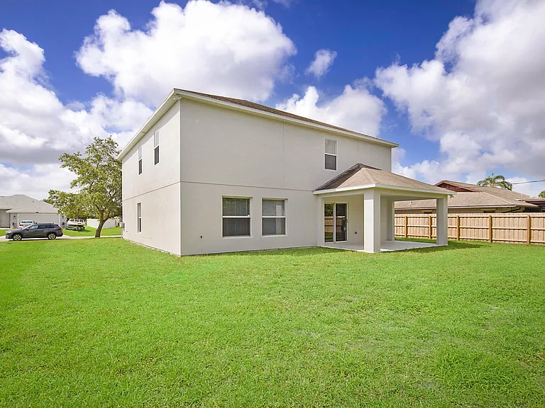 617 SE Karrigan Ter — Photo 40
