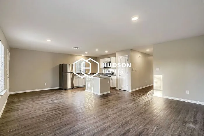 3 bed, 2.0 bath, 1298 sqft, $1,449 — Photo 3