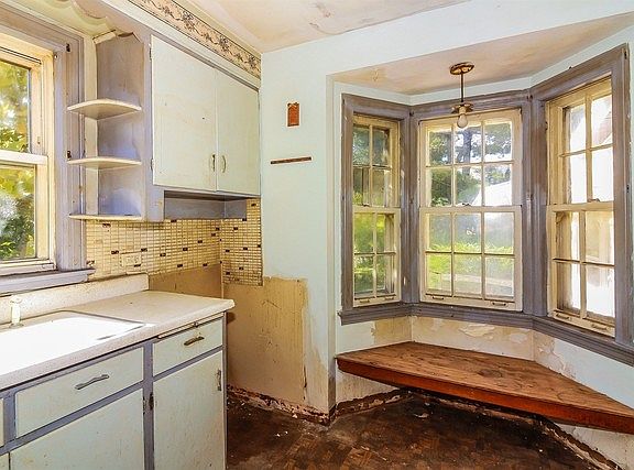 5th image of 3344 Rose St