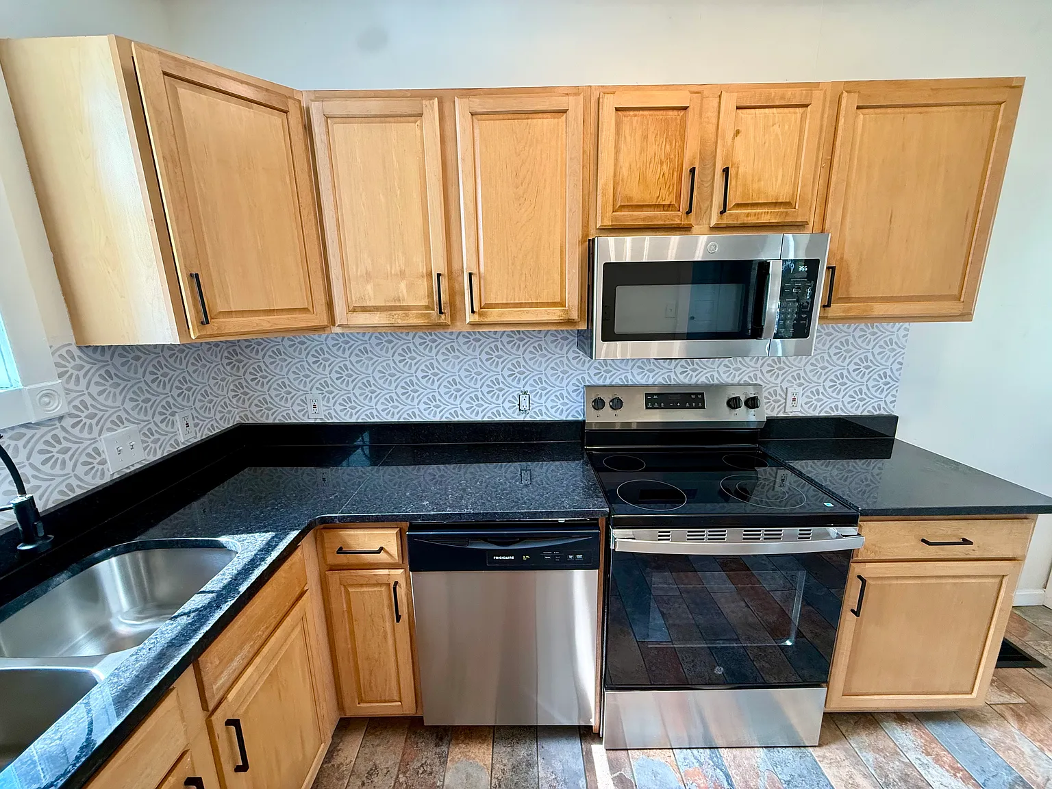 3 bed, 1200 sqft, $1,845 — Photo 2