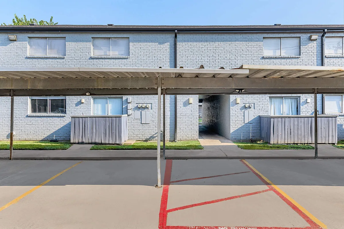 Building Photo - Colonial Woods Apts
