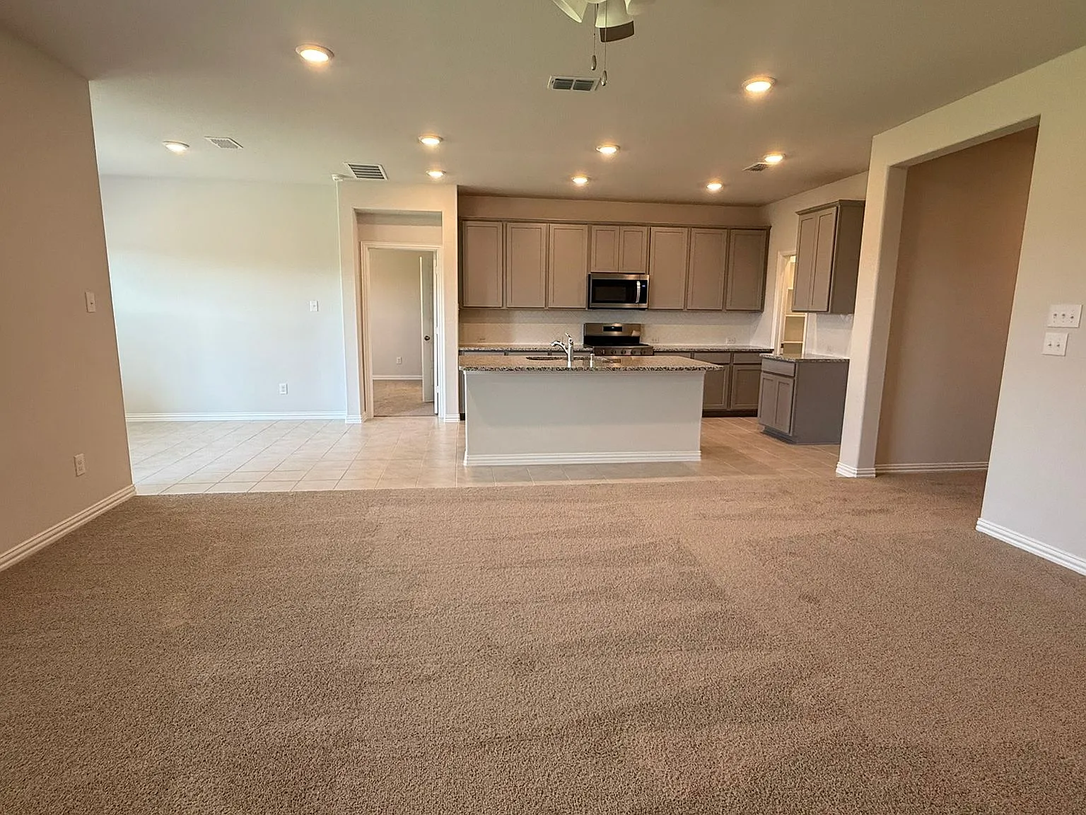 820 Jacquelyn Dr — Photo 2
