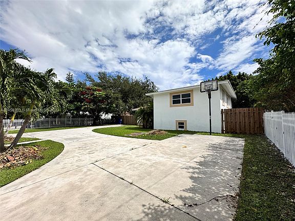 4th image of 20225 NE 12th Ave