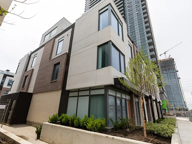 7895 Jane St #Townhouse B-7 — Photo 7