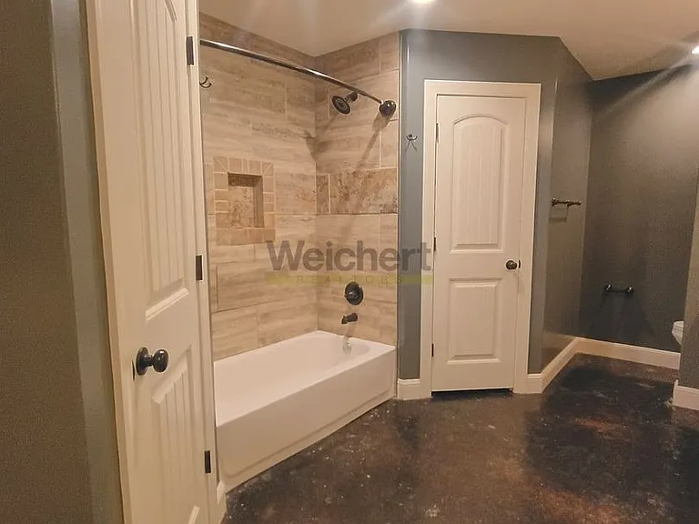1112 Gregory Ct — Photo 12