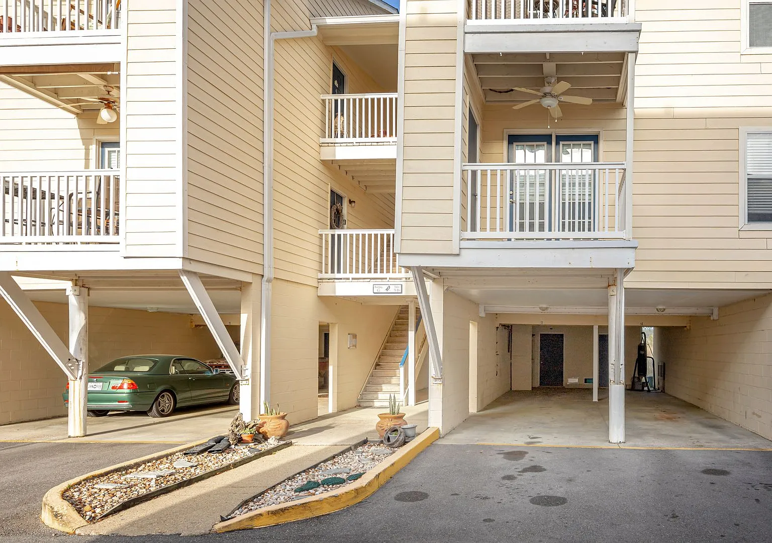 Harbor Landing rental with boat slip, great amenities, and a gated waterfront community lifestyle. — Photo 2