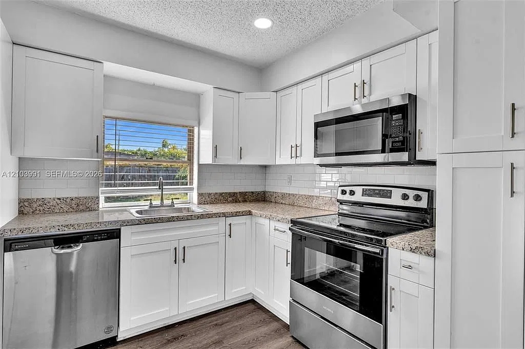 2 bed, 1.0 bath, 1172 sqft, $2,995 — Photo 2