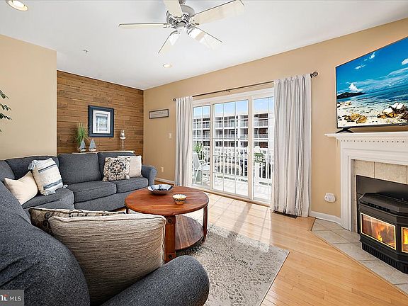 4th image of 617 Salt Spray Rd Unit D