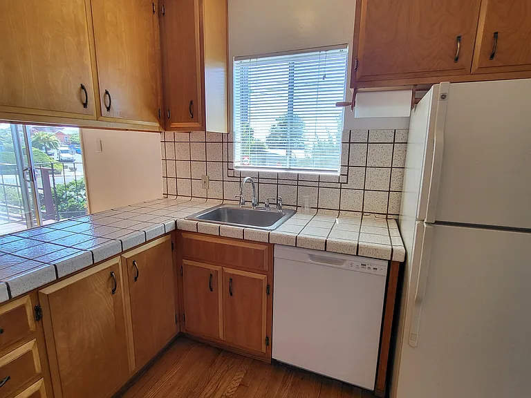 906 Balra Dr — Photo 11