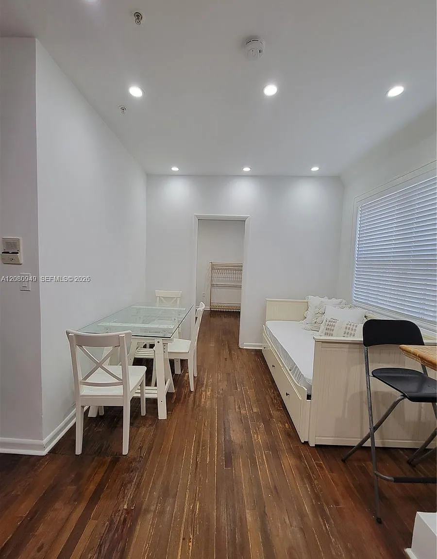 Hamilton Condo — Photo 3