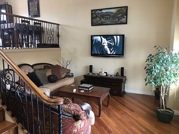 House is currently unfurnished. Pic for display only.