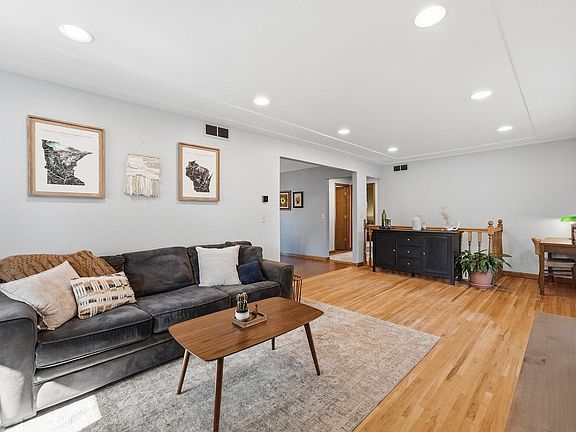 4th image of 11724 Larch St NW