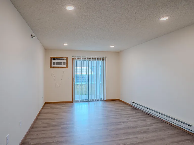 Fargo, ND Lake Crest Apartments | 21E | Living