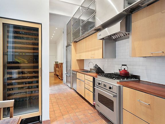 5th image of 46 E 65th St