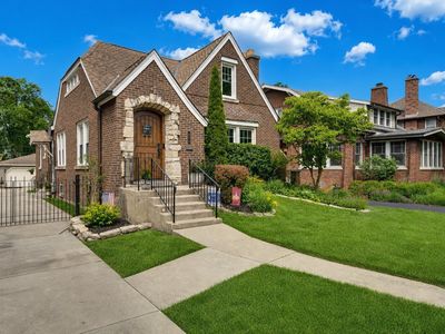 166 Akenside Rd, Riverside, IL, 60546