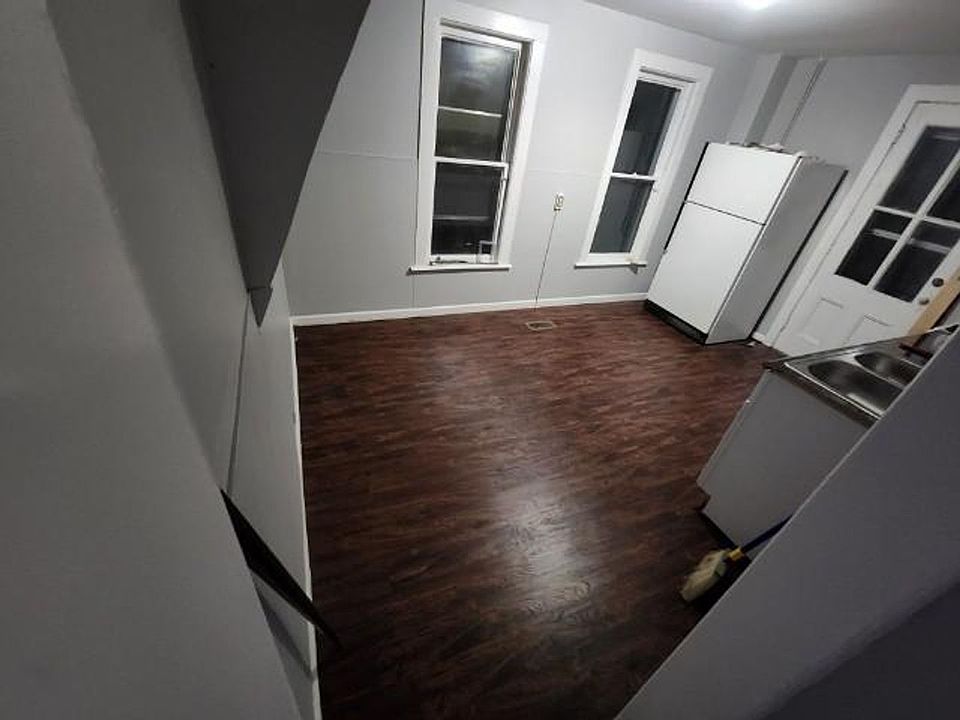1st image of 242 Lynwood Ave APT B
