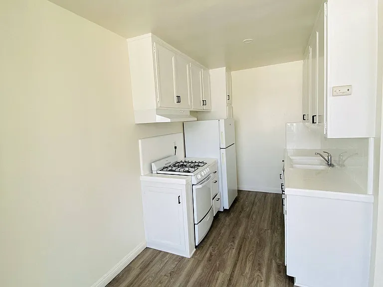 410 S Alexandria Ave — Photo 22