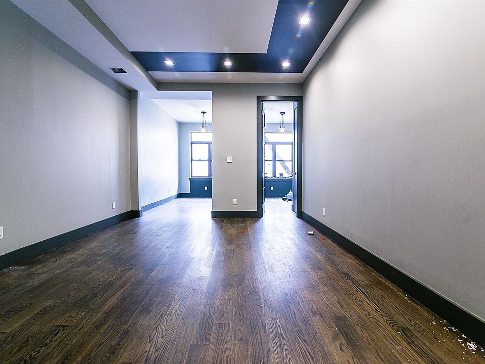 000_207_Ralph_Avenue-1