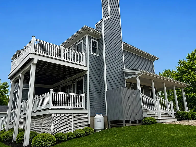 104 Bryan Rd — Photo 2