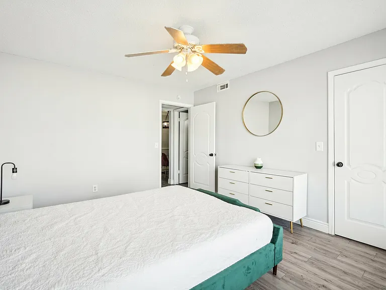 5560 Medical Center Apartments — Photo 17