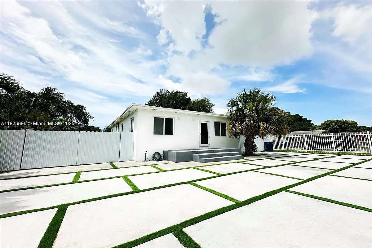 Photo 1 of 7 - 2740 NW 49th St - Miami, FL Primary Photo - 2740 NW 49th St