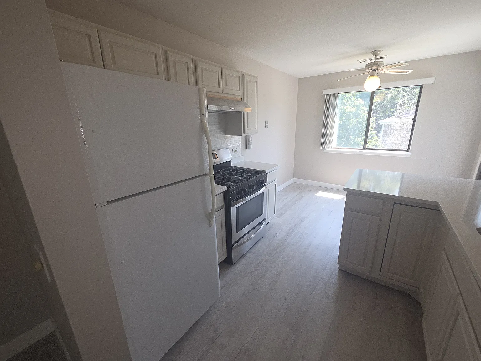 2 bed, 2.0 bath, 1200 sqft, $2,400 — Photo 2