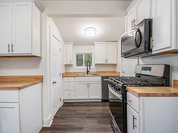 3rd image of 865 Emerson Ave
