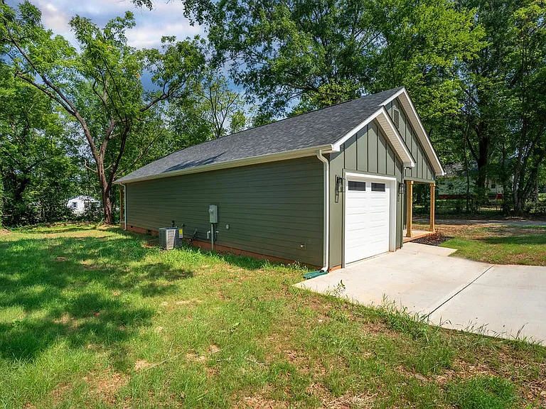 402 Roberts Aly — Photo 3