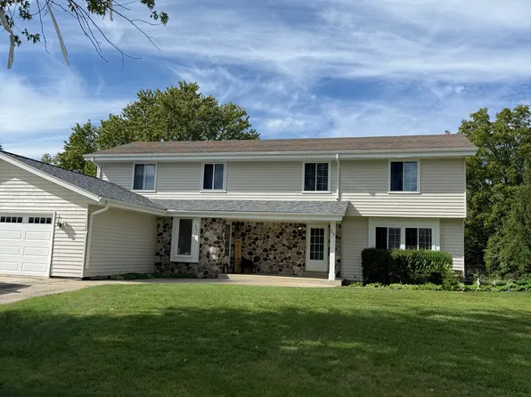 902 Hancock Ct #900, Oconomowoc, WI 53066